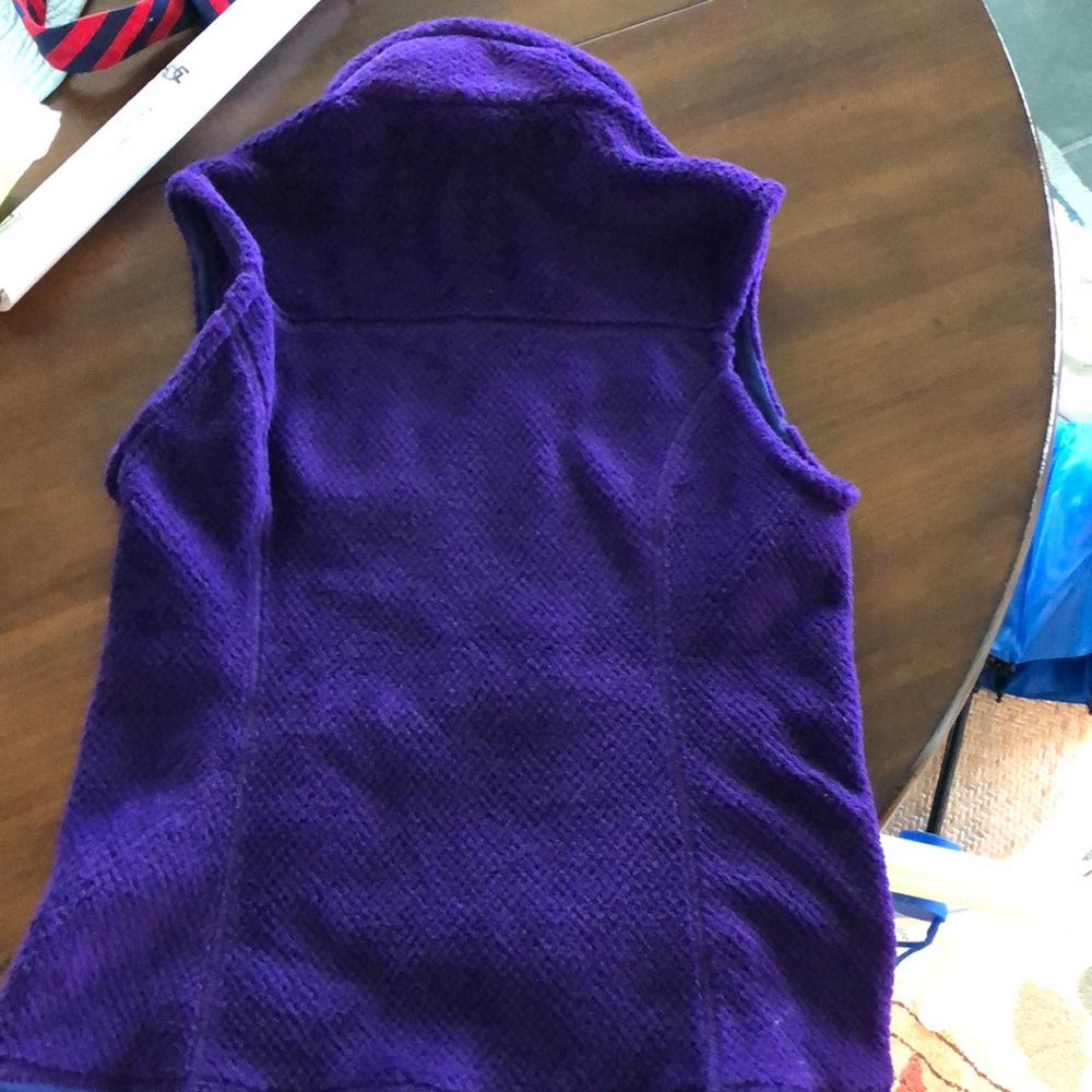 Purple women’s Patagonia vest - Picture 3 of 3